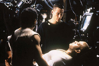 Fotograma de The Matrix (1999) relacionado con la persecución inicial y las cabinas telefónicas como salida de la Matrix